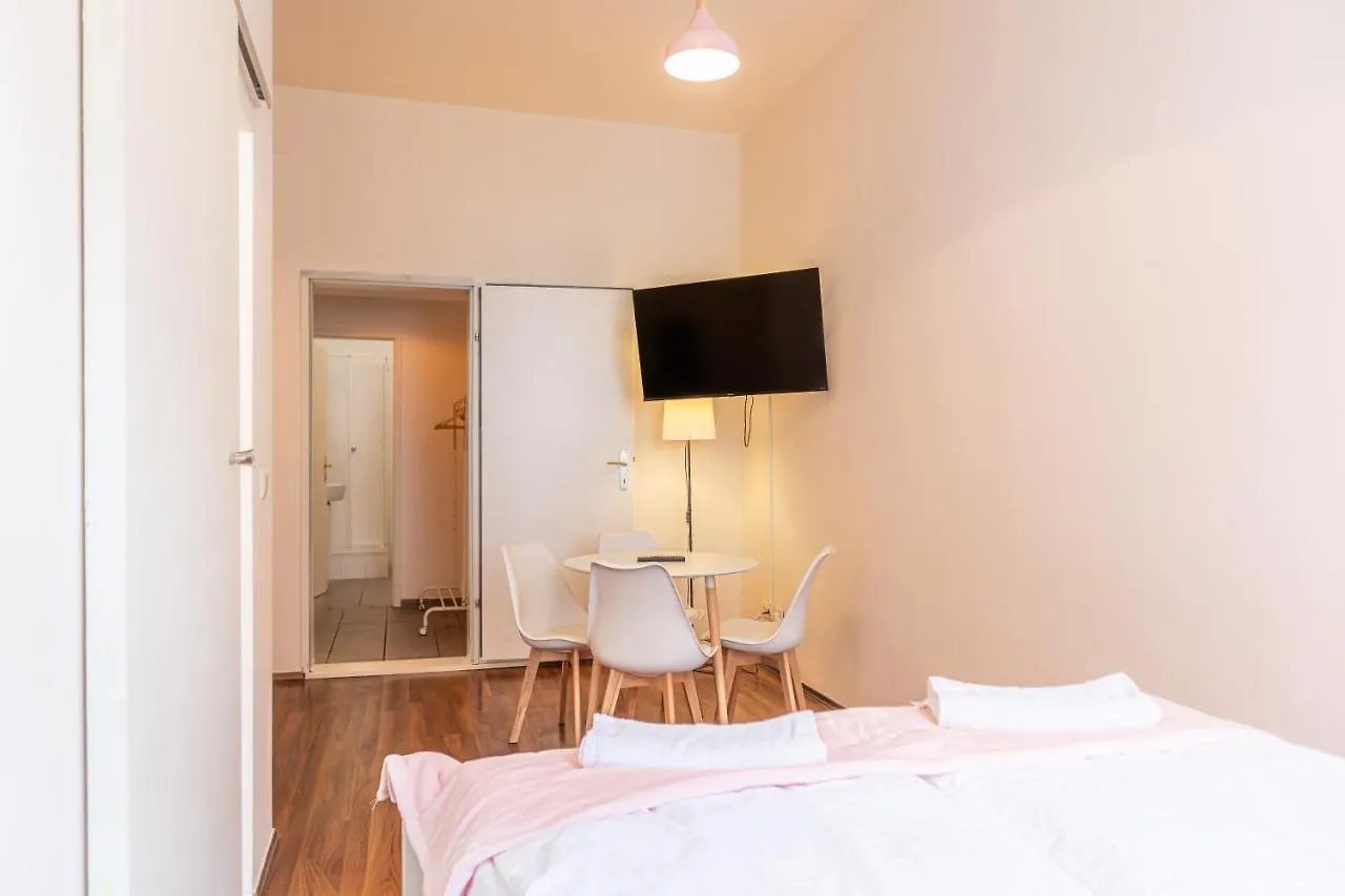 Appartement Comfortable Urban Apartment: 2Br Prime Location Wenen Oostenrijk