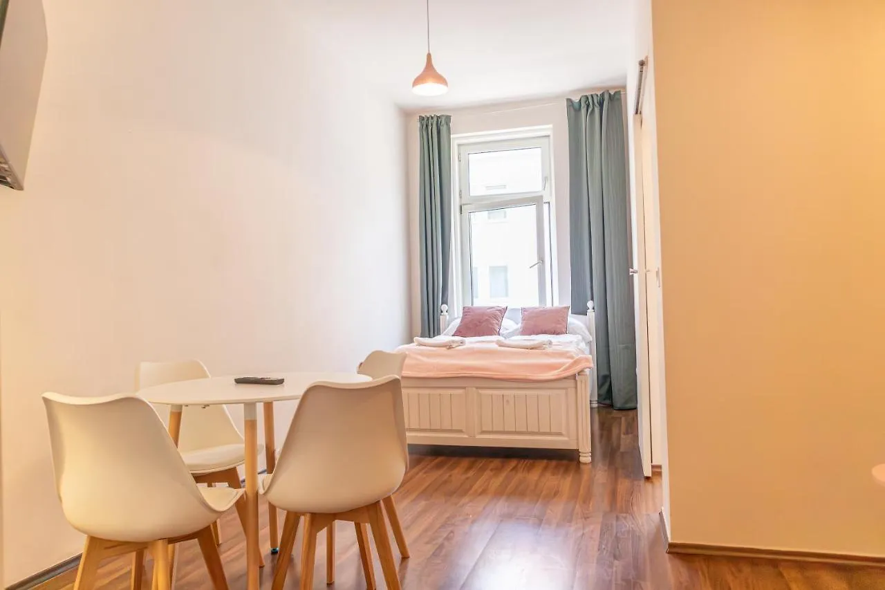 Comfortable Urban Apartment: 2Br Prime Location Wenen